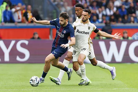 سببه مباراة ليفربول.. لانس يرفض طلب باريس سان جيرمان في الدوري الفرنسي